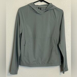 Mountain Hardwear Lightweight Breathable Hooded Long Sleeve with Zip Pockets